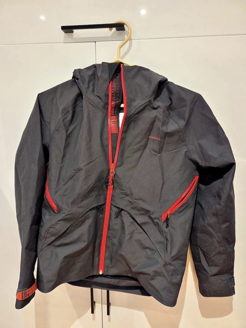 Mountain Hardwear Mountain Waterproof Jacket Hooded Waterproof Jacket in Black &